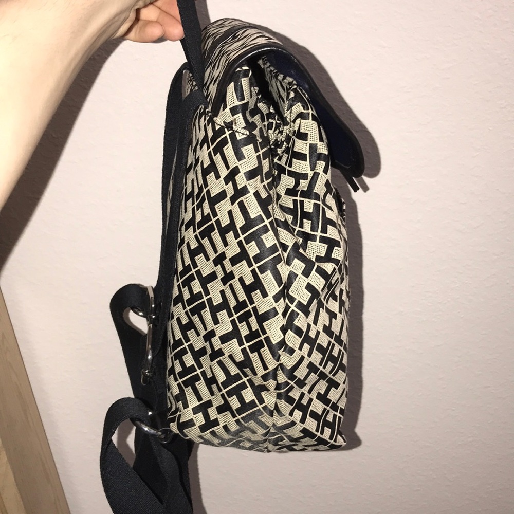Tommy Hilfiger Medium Signature Backpack - Picture 5 of 13